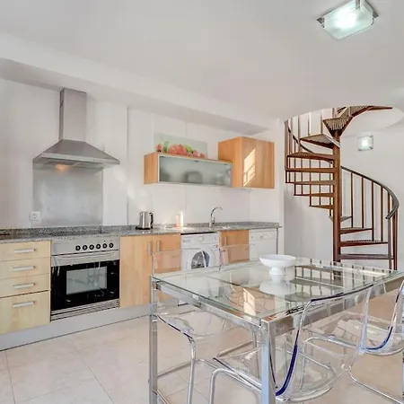 Pleasant Duplex San Juan With 2 Bedrooms דירה